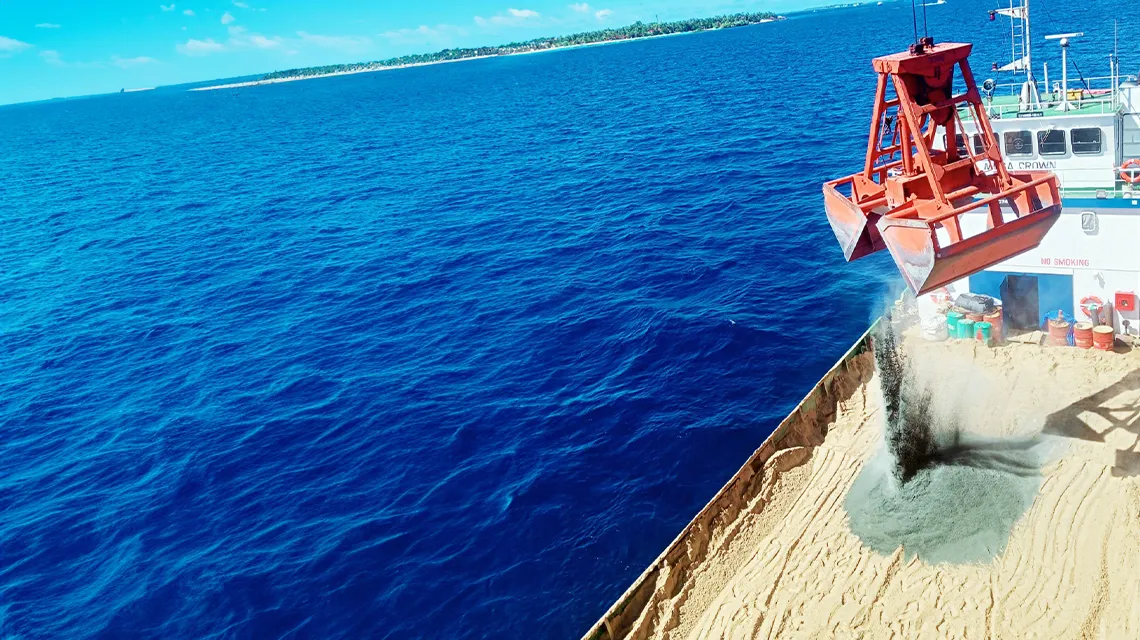 م. تفريغ الرمال من السفينة السائبة إلى السفينة الكبيرة.