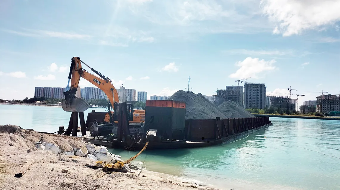 تفريغ البضائع السائبة من السفينة إلى الموقع - في البارجة