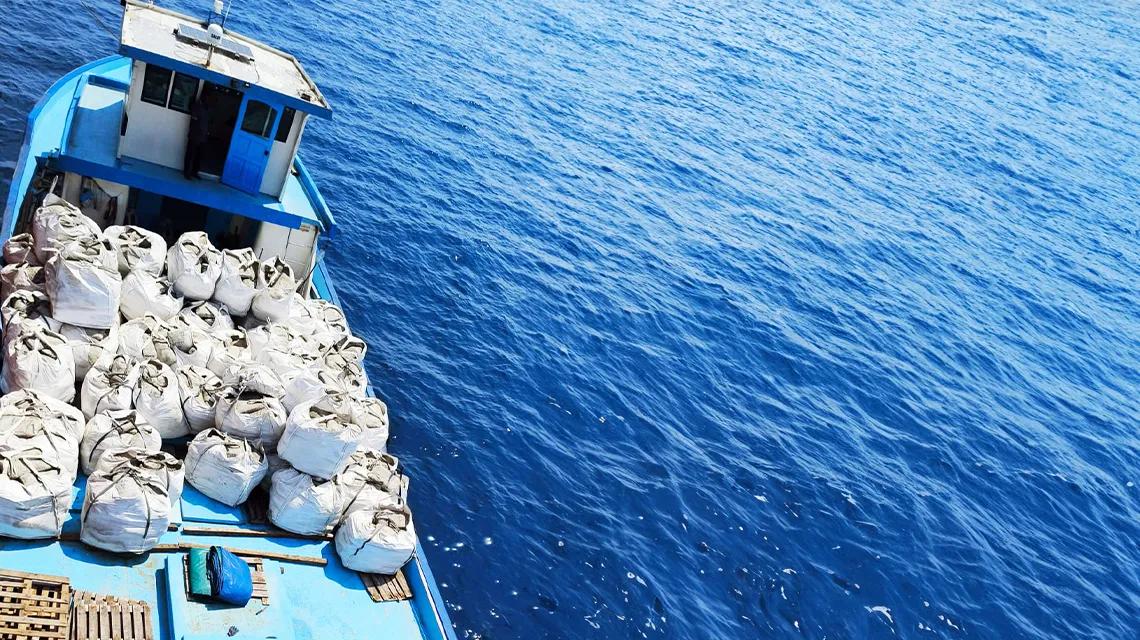 تفريغ الأسمنت من السفينة إلى الدوني