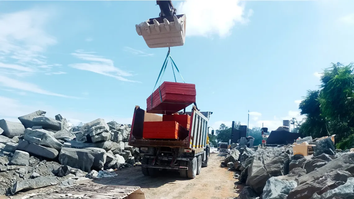 تفريغ منصات الخشب الرقائقي من البارجة إلى الجزيرة