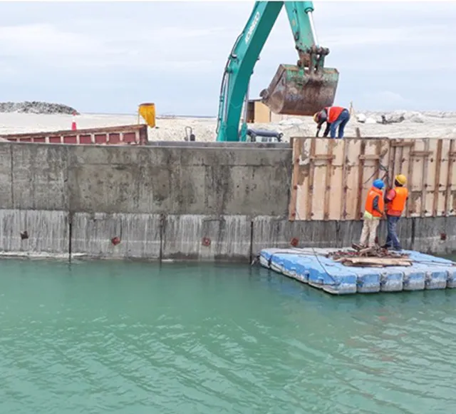 بناء جدار الرصيف في رحفالهو هورا