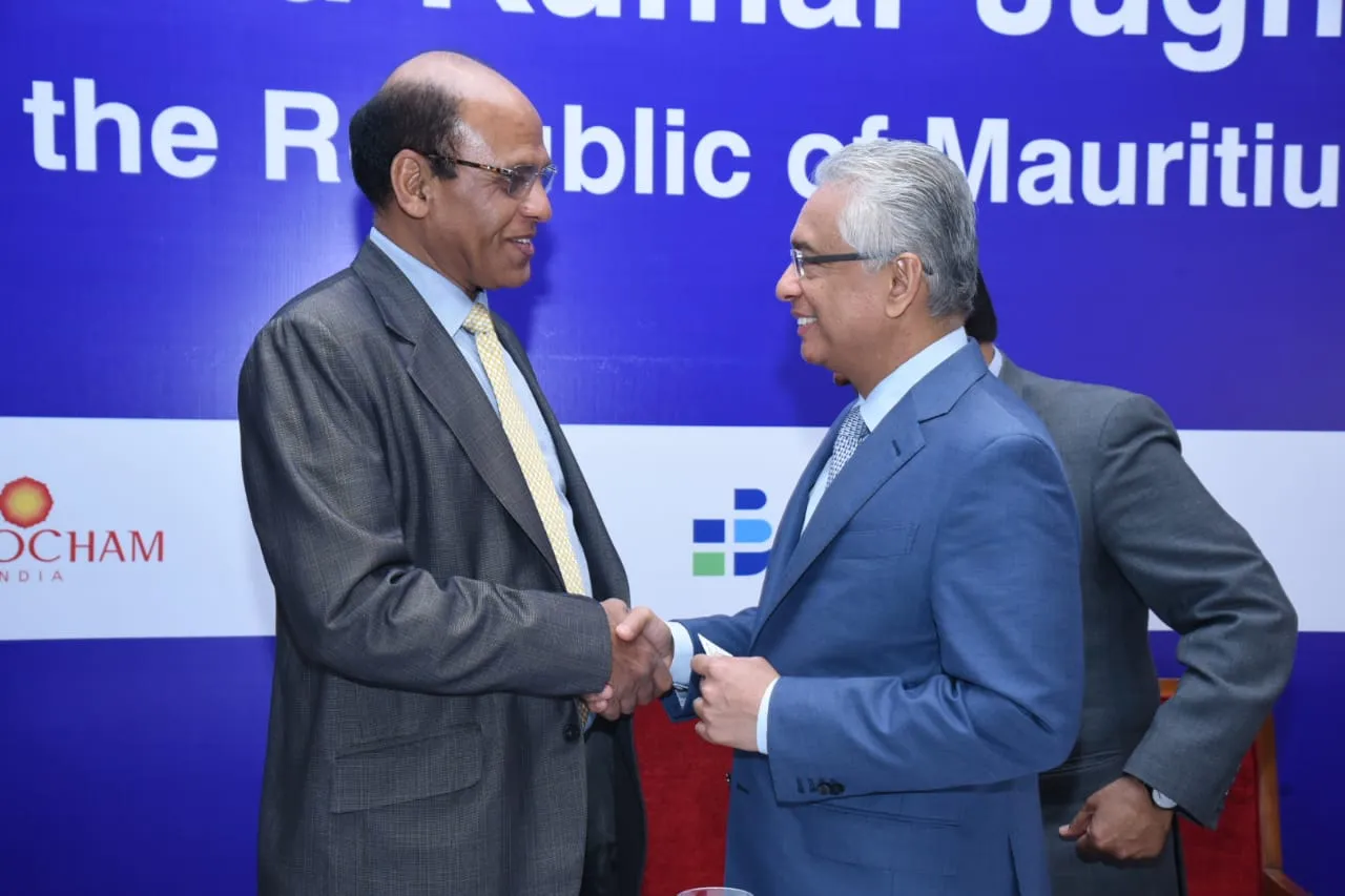 معالي السيد برافيند كومار جوغناوث، رئيس وزراء موريشيوس المحترم، وراميش موثا، المدير العام لشركة موهان موثا للصادرات المحدودة، في منتدى الأعمال الهندي - الجنوب أفريقي، مومباي.