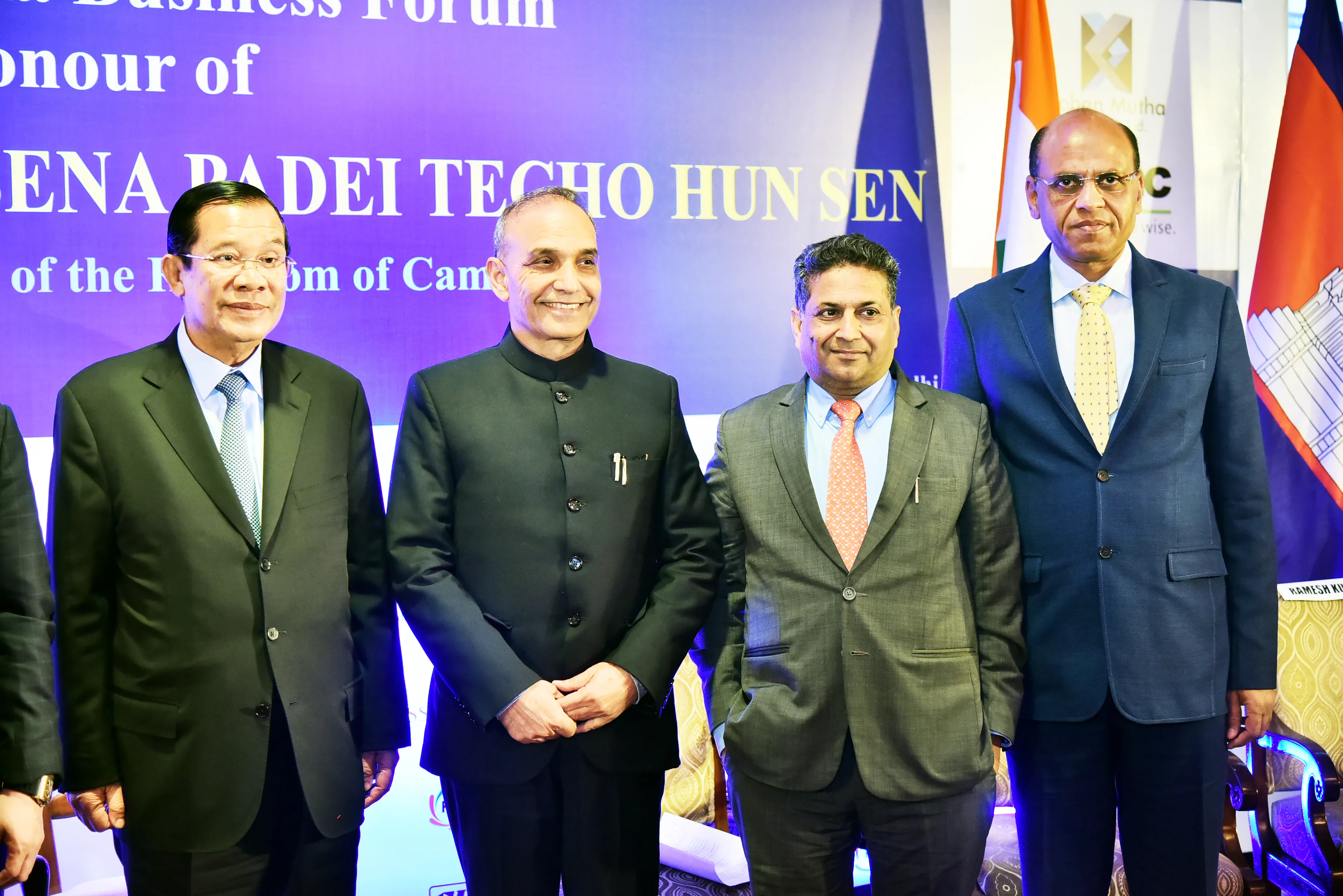 معالي السيد سامديتش أكا موها سينا ​​بادي تيكو هون سين، رئيس وزراء مملكة كمبوديا، وراميش كومار موثا، المدير العام لشركة موهان موثا للصادرات المحدودة، في الهند - منتدى الأعمال الكمبودي