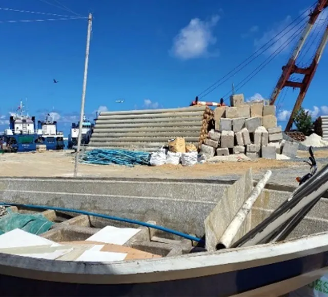 تطوير القناة الثانية، والميناءين 1 و2، والشواطئ، وحماية شاطئ مركز مؤتمرات هولهومالي