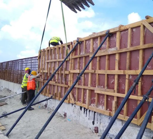 بناء جدار الرصيف في رحفالهو هورا