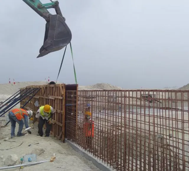 بناء جدار الرصيف في رحفالهو هورا